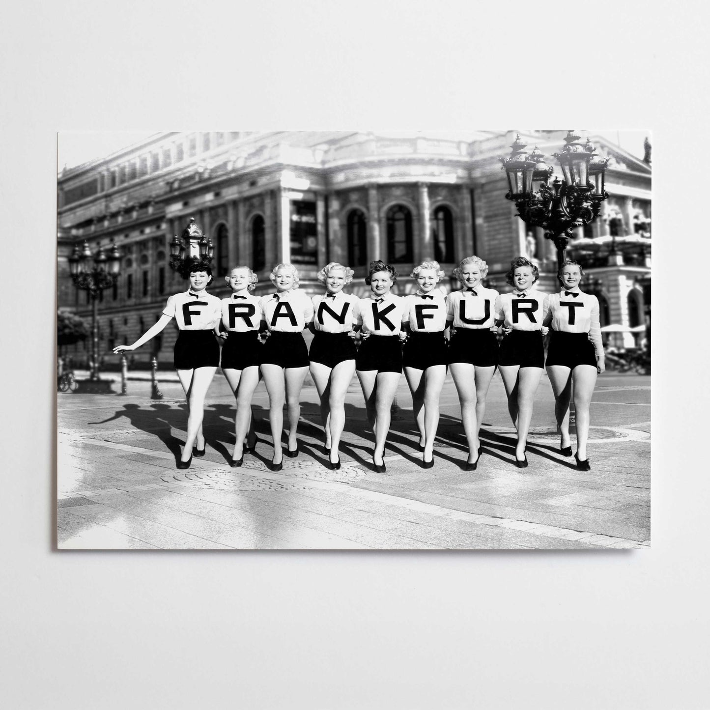 Frankfurter Mädsche vor der Oper
