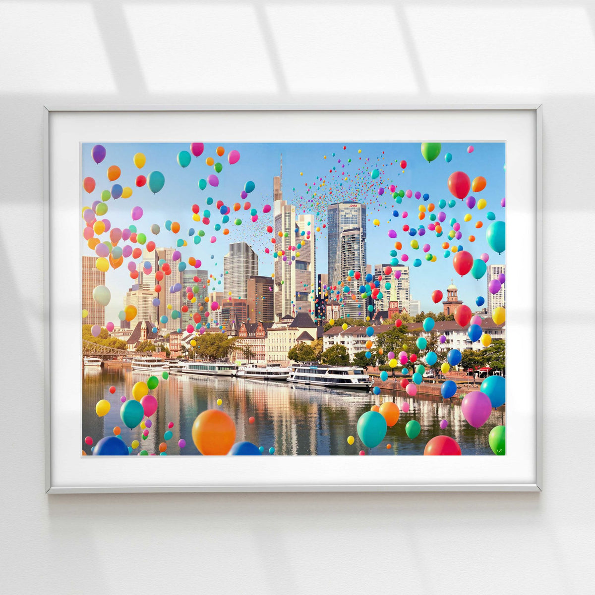Buntes Frankfurt Am Main, Wandbild mit bunten Luftballons über dem Main mit Skyline und Ausflugsschiffen