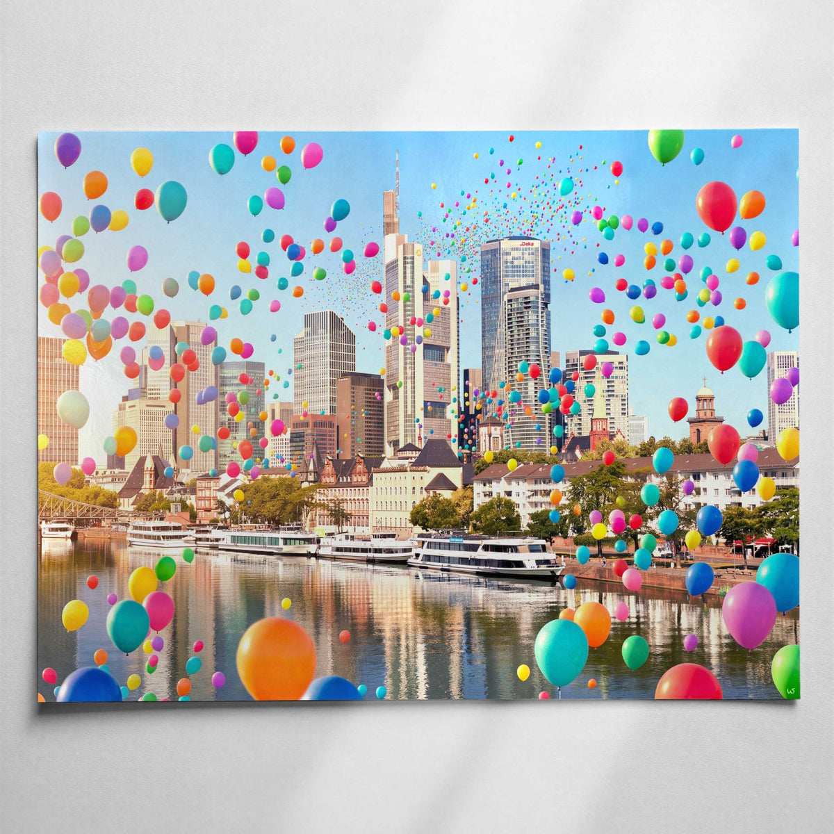 Buntes Frankfurt Am Main, Wandbild mit bunten Luftballons über dem Main mit Skyline und Ausflugsschiffen