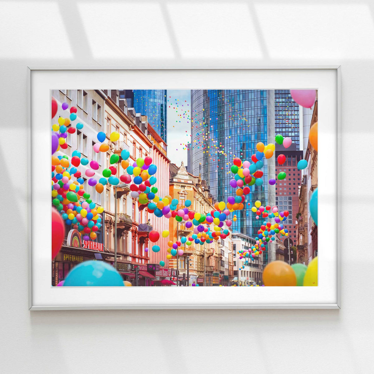 Buntes Frankfurt Taunusstraße, Wandbild mit bunten Luftballons über der Straßenschlucht im Bahnhofsviertel
