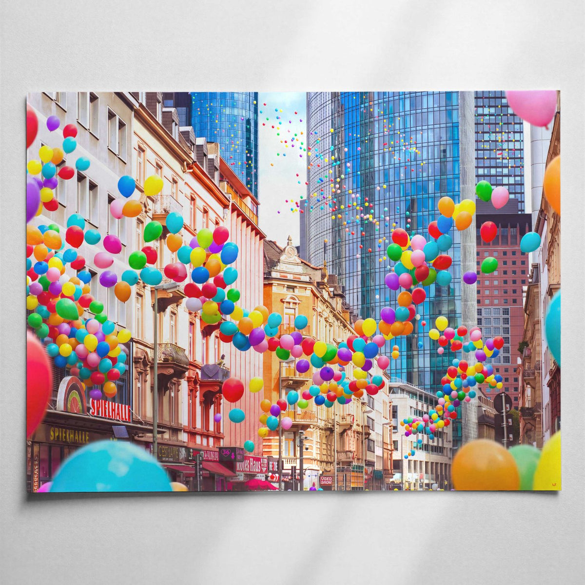 Buntes Frankfurt Taunusstraße, Wandbild mit bunten Luftballons über der Straßenschlucht im Bahnhofsviertel