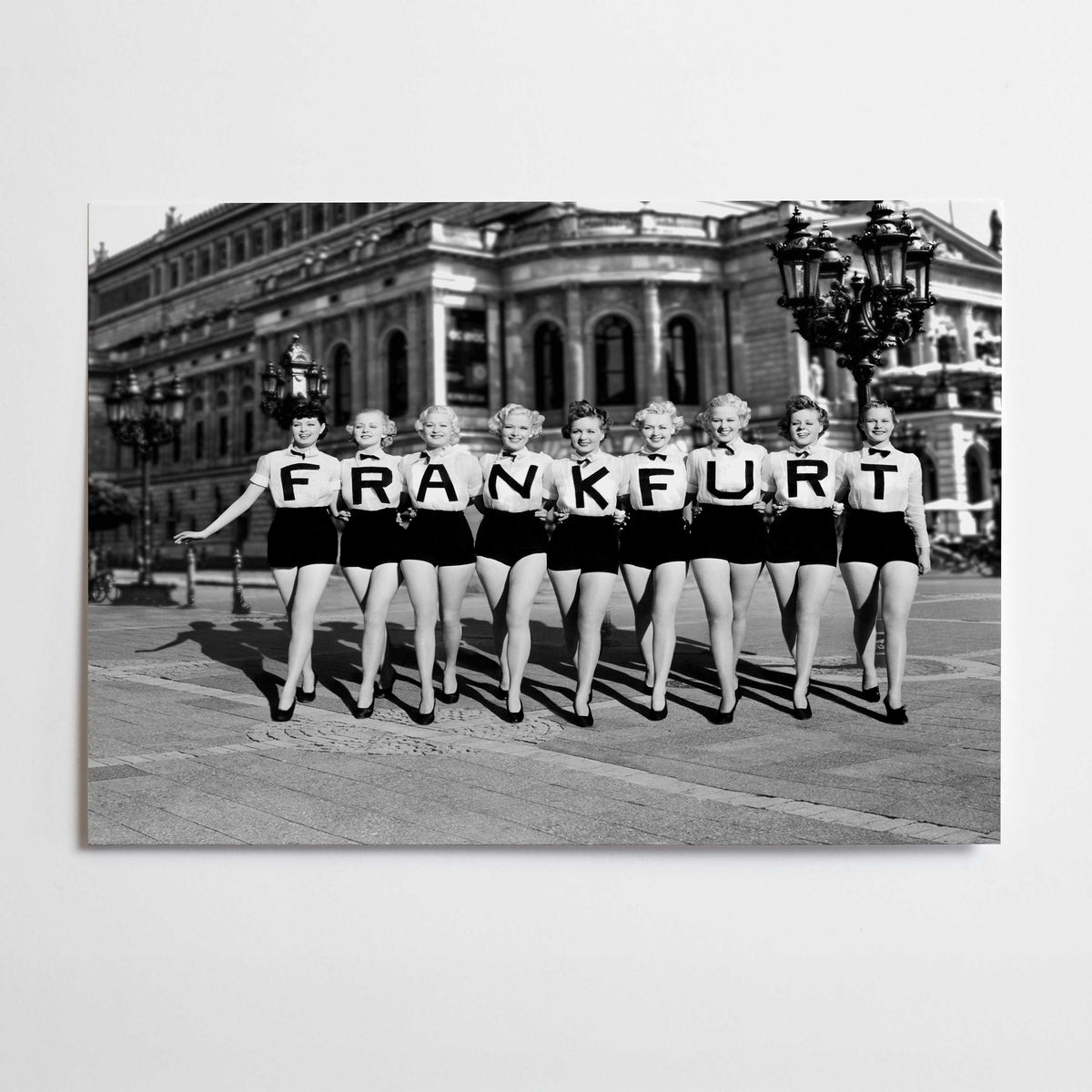 Frankfurter Mädsche vor der Oper, Poster matt – Wandbild