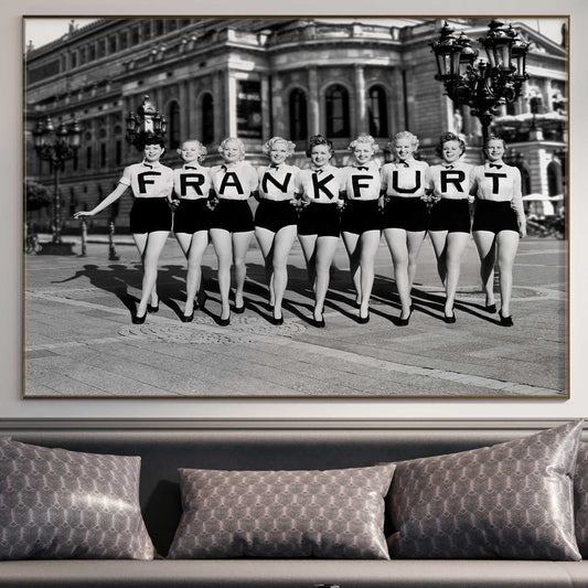 Frankfurter Mädsche vor der Oper – Wandbild, Ansicht 1
